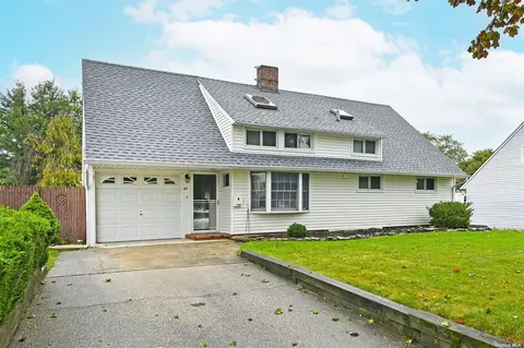 27 Tallow Ln, Levittown, NY 11756