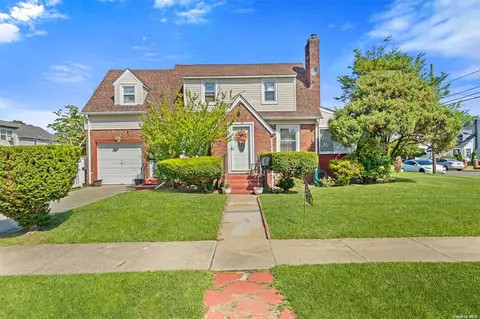 48 Davis St, Freeport, NY 11520