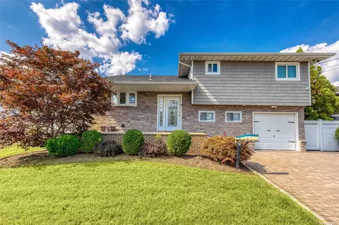 27 Ann Dr N, Freeport, NY 11520