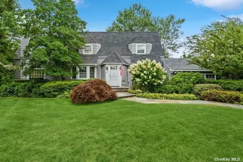 1308 Harbor Rd, Hewlett Harbor, NY 11557