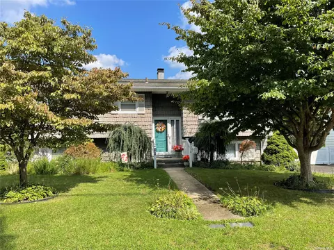 358 S 11th St, Lindenhurst, NY 11757