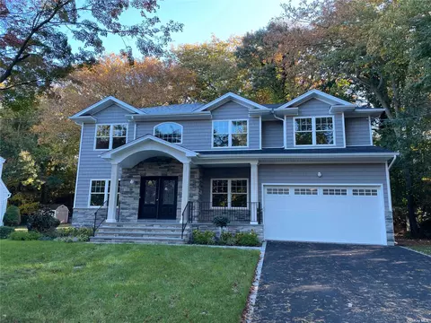 8 Irving Dr, Woodbury, NY 11797