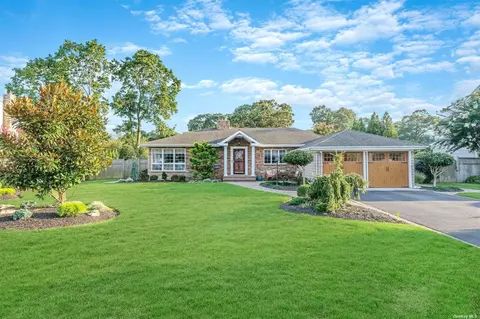 26 Wave Crest Dr, Islip, NY 11751