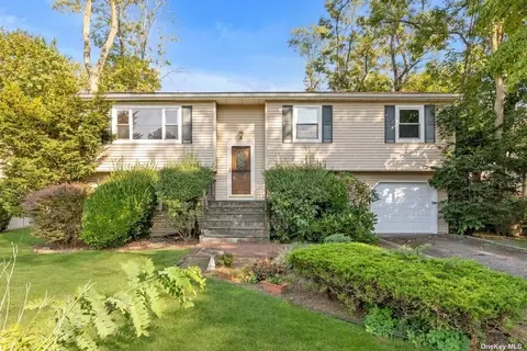 60 Seaman Neck Rd, Dix Hills, NY 11746