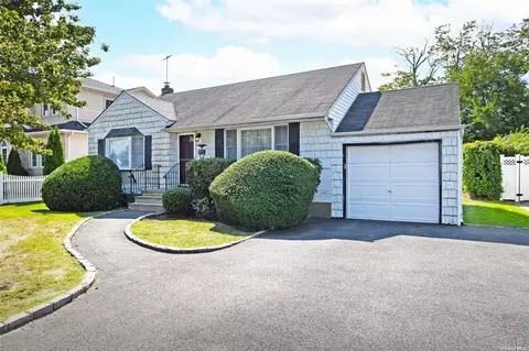 8 Colony St, Hicksville, NY 11801
