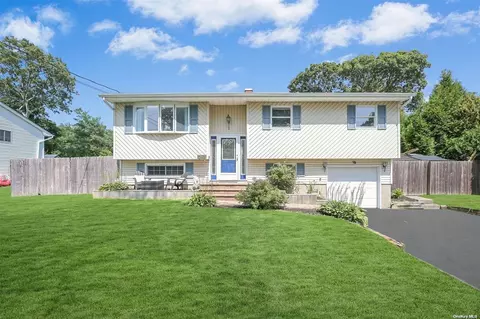 1 Sarah Ct, Ronkonkoma, NY 11779