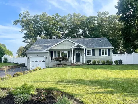 15 West Ct, Smithtown, NY 11787