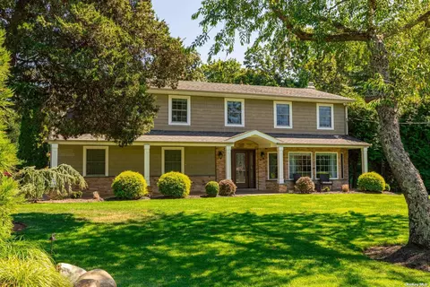 3 Meadowfarm Rd, East Islip, NY 11730