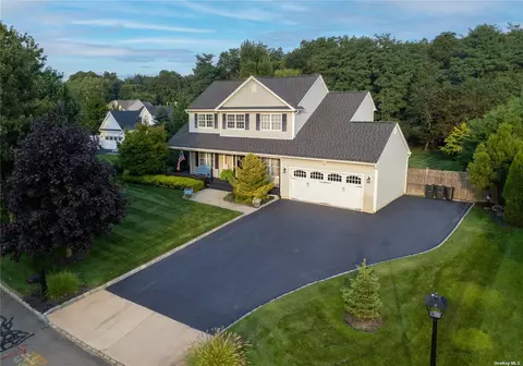 23 Paige Ln, Moriches, NY 11955