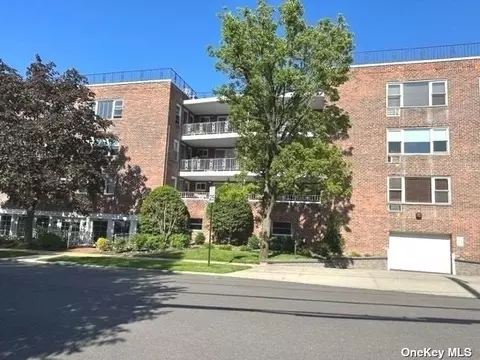 21 Chapel Pl #1B, Great Neck, NY 11021