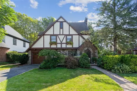 28 Ackley Ave, Malverne, NY 11565