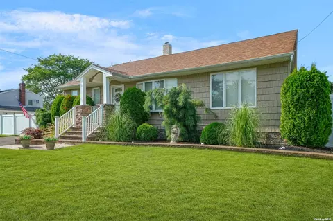 26 W Belle Terre Ave, Lindenhurst, NY 11757
