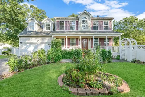 25 2nd St, Moriches, NY 11955