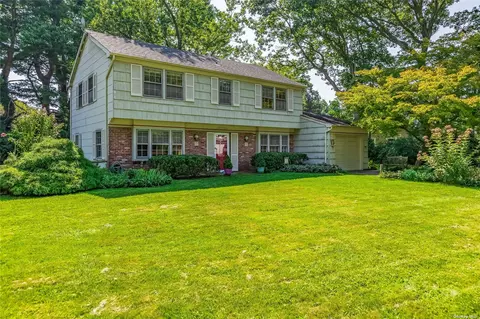 12 Sussex Ln, Stony Brook, NY 11790
