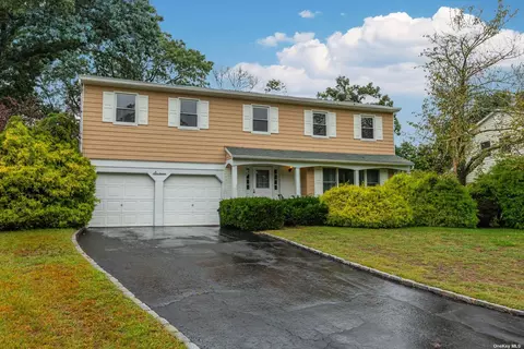 16 Rosanne Ct, Nesconset, NY 11767