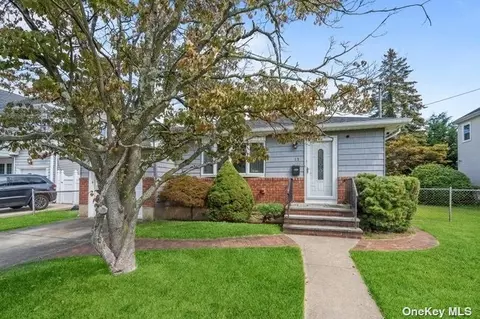 13 4th Ave, Massapequa Park, NY 11762