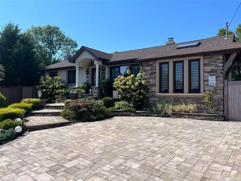 16 Shirley Ln, West Babylon, NY 11704