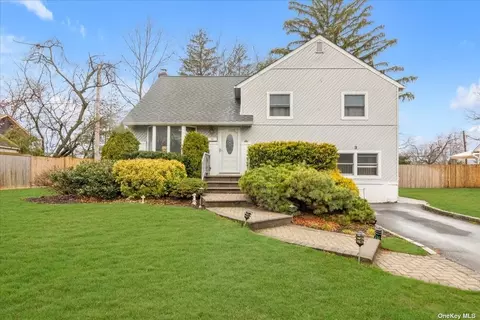 3 Netto Ln, Plainview, NY 11803