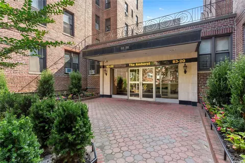 83-20 141 St #5J, Briarwood, NY 11435