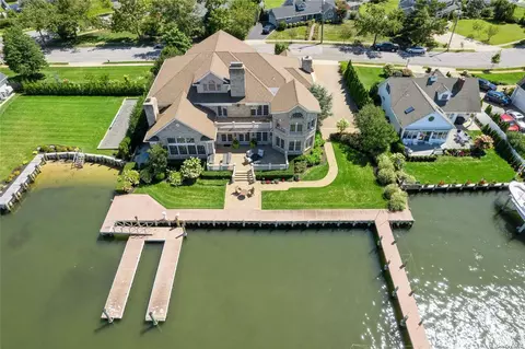 223 W Shore Dr, Massapequa, NY 11758