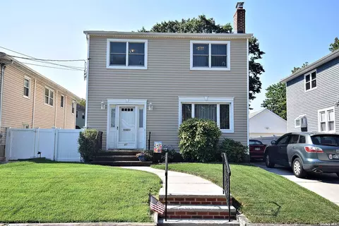 87 Scarcliffe Dr, Malverne, NY 11565