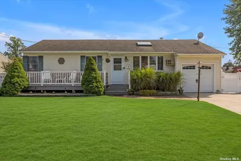 16 Shay Dr, Kings Park, NY 11754
