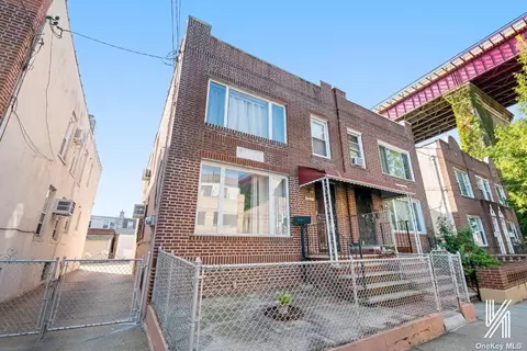 22-31 Crescent St, Astoria, NY 11105