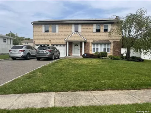 9 Grassy Ln, Smithtown, NY 11787