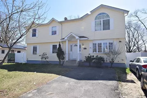 154 42nd St, Copiague, NY 11726