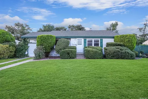 7 Arthur St, Brentwood, NY 11717