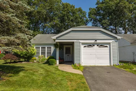 218 Kingston Dr #218, Ridge, NY 11961