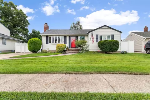14 Lenore Ave, Hicksville, NY 11801