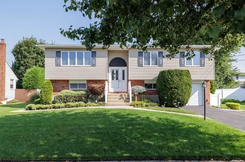 7 Earl Pl, Amity Harbor, NY 11701