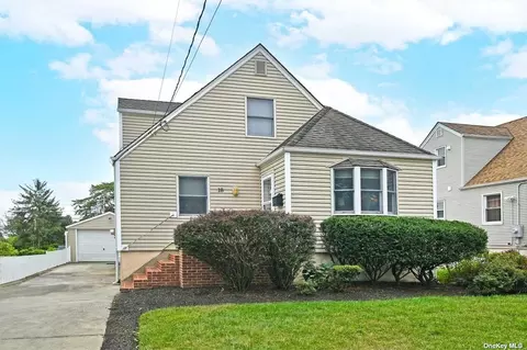 18 Westmoreland Rd, Merrick, NY 11566