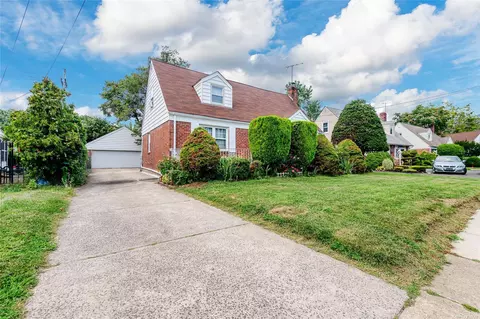 19 Salem Rd, Valley Stream, NY 11580