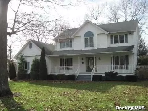 11 Park Cir, Shirley, NY 11967