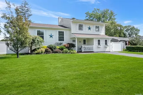 121 Spiral Rd, Holtsville, NY 11742