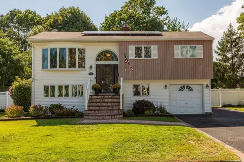361 S 14th St, Lindenhurst, NY 11757