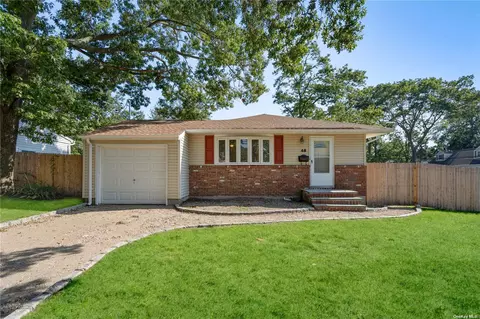 46 Elliot St, Islip, NY 11751