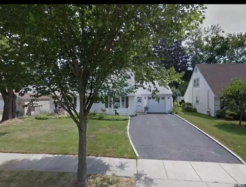 1 Keith Pl, Glen Cove, NY 11542
