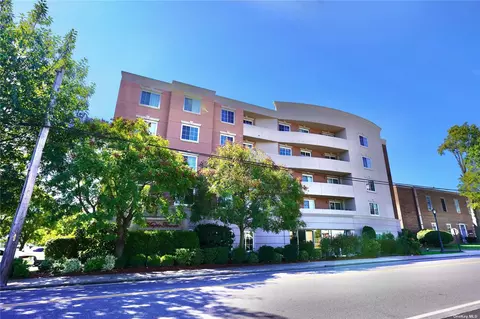 242 Maple Ave #508, Westbury, NY 11590