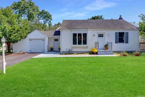 31 Pine Neck Ave, Patchogue, NY 11772