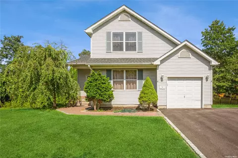 35 Apex Dr, Coram, NY 11727