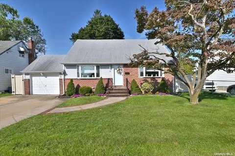 38 Cedar St, Hicksville, NY 11801