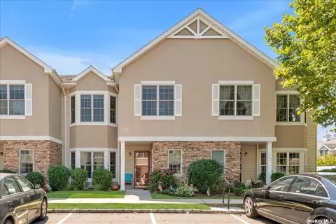 60 Miro Pl #60, Port Washington, NY 11050
