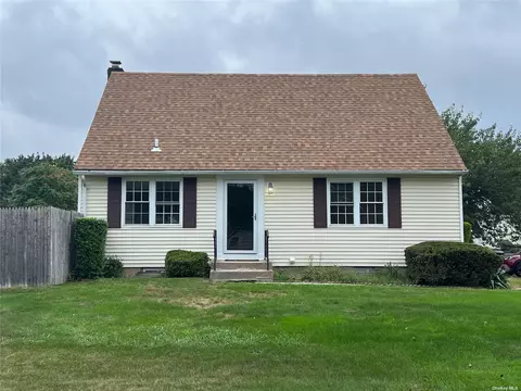 2 Hampton Ct, Coram, NY 11727