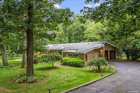 1 The Holw, Syosset, NY 11791