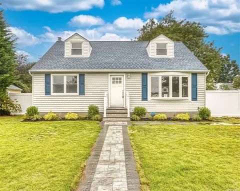 117 Brookes Rd, North Babylon, NY 11703