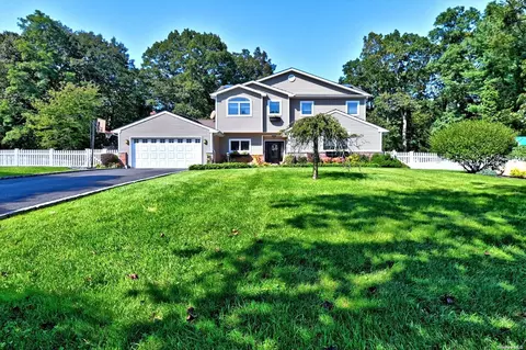 10 Acorn Rd, Saint James, NY 11780