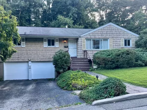 7 Deepdale Ct, Glen Cove, NY 11542